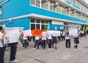 Protestan padres de familia por difusión de imágenes alteradas con IA de alumnas de la ESTI 1