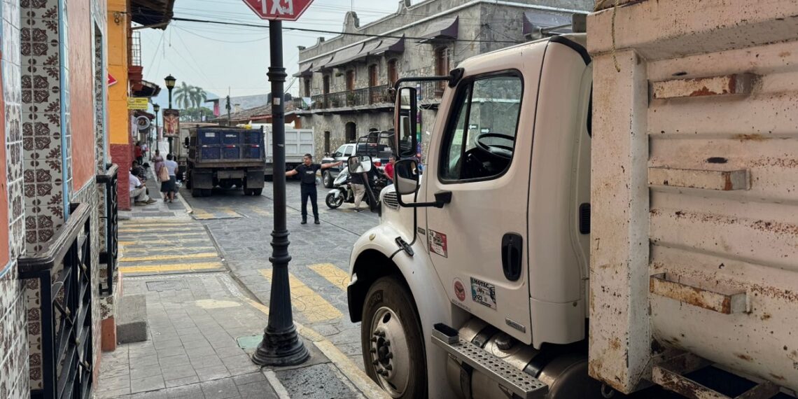 En Xico, con bloqueos viales transportistas de la CATEM intentan presionar al Ayuntamiento