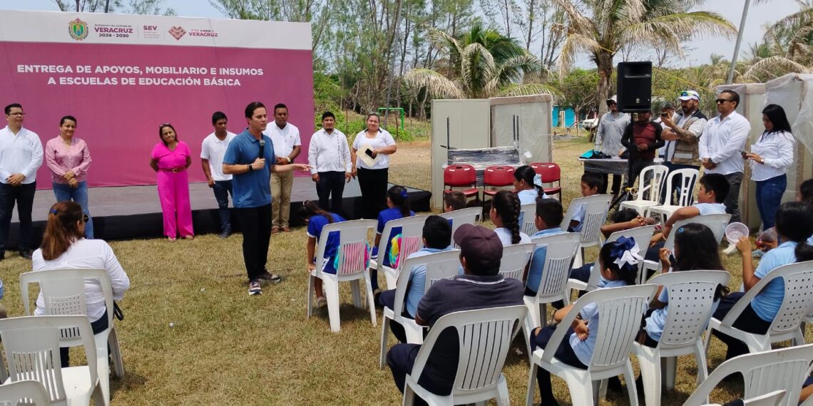 Rafa Fararoni y SEV entregan mobiliario escolar a escuelas de San Andrés Tuxtla 