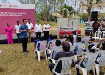 Rafa Fararoni y SEV entregan mobiliario escolar a escuelas de San Andrés Tuxtla 