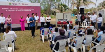 Rafa Fararoni y SEV entregan mobiliario escolar a escuelas de San Andrés Tuxtla 