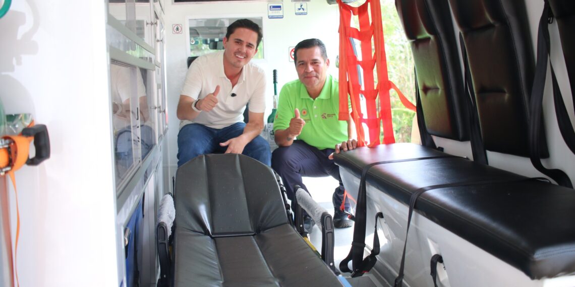 Entrega Rafa Fararoni ambulancia para atención de emergencias a PC Municipal
