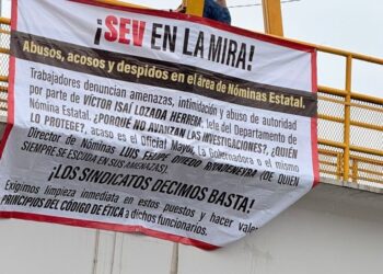 Aparecen mantas en la SEV exigiendo la destitución de funcionarios por  presuntos abusos y despidos injustificados