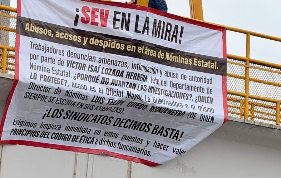 Aparecen mantas en la SEV exigiendo la destitución de funcionarios por  presuntos abusos y despidos injustificados