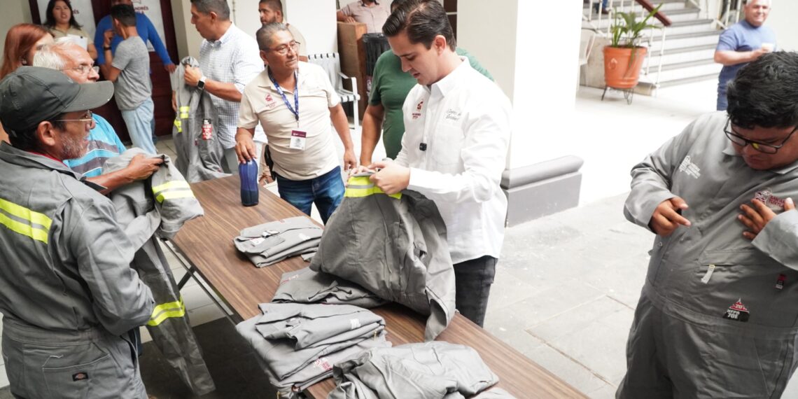 Entrega Rafa Fararoni uniformes a personal de Servicios Municipales 