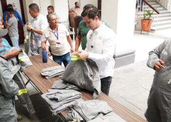Entrega Rafa Fararoni uniformes a personal de Servicios Municipales 