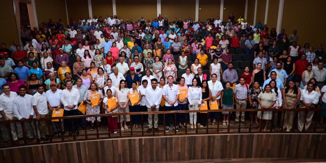 Entrega alcalde Rafa Fararoni nombramientos a jefas y jefes de manzana 