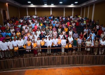 Entrega alcalde Rafa Fararoni nombramientos a jefas y jefes de manzana 