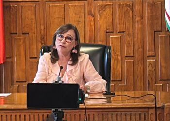 Anuncia Gobernadora iniciativa para que operen de manera legal taxis de plataforma
