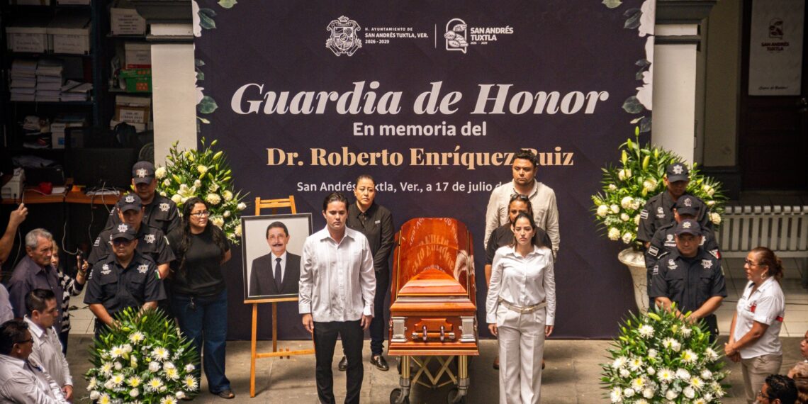 Realiza Ayuntamiento Guardia de Honor en memoria de exalcalde