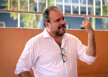 Denuncia diputado Adrián González Naveda intentos de imponer constructoras a los comités escolares