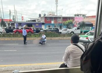 Cantante de Xalapa, pide apoyo para localizar al motociclista que la atropelló