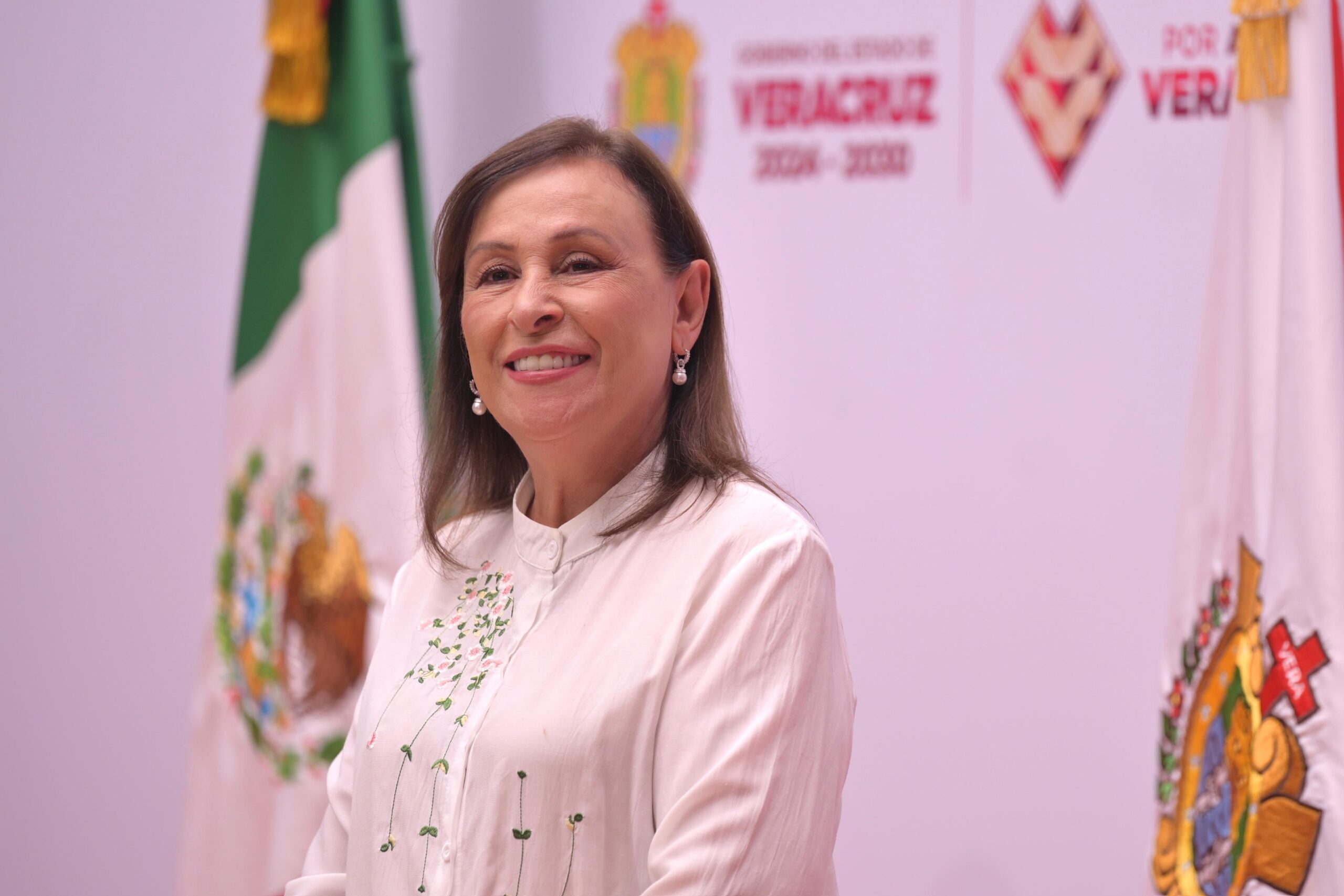 Gobernadora adelanta propuesta para regular el uso de celulares en educación básica