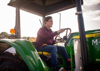 Fortalece Gobierno del Estado al campo de San Andrés Tuxtla con maquinaria de mayor capacidad