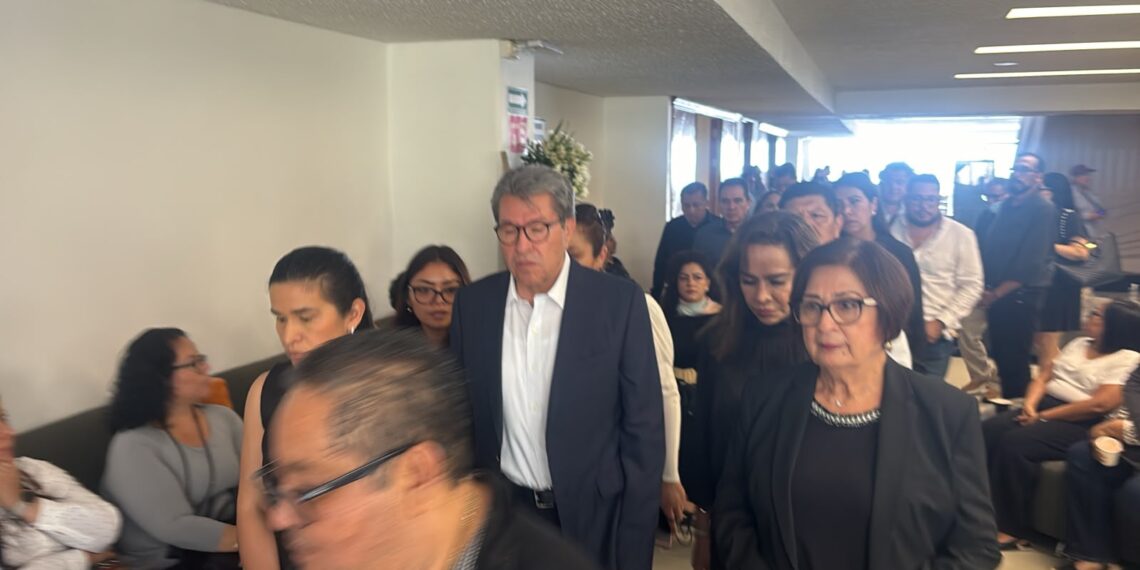 En su arribo a Xalapa, anuncia Ricardo Monreal homenaje en la cámara de diputados a Zenyazen Escobar