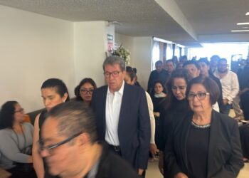 En su arribo a Xalapa, anuncia Ricardo Monreal homenaje en la cámara de diputados a Zenyazen Escobar