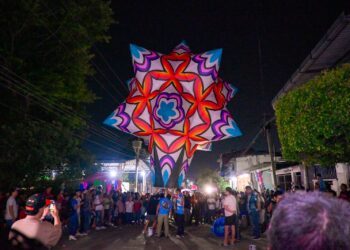 La tradición de los Globos de Papel revive en los barrios de San Andrés Tuxtla