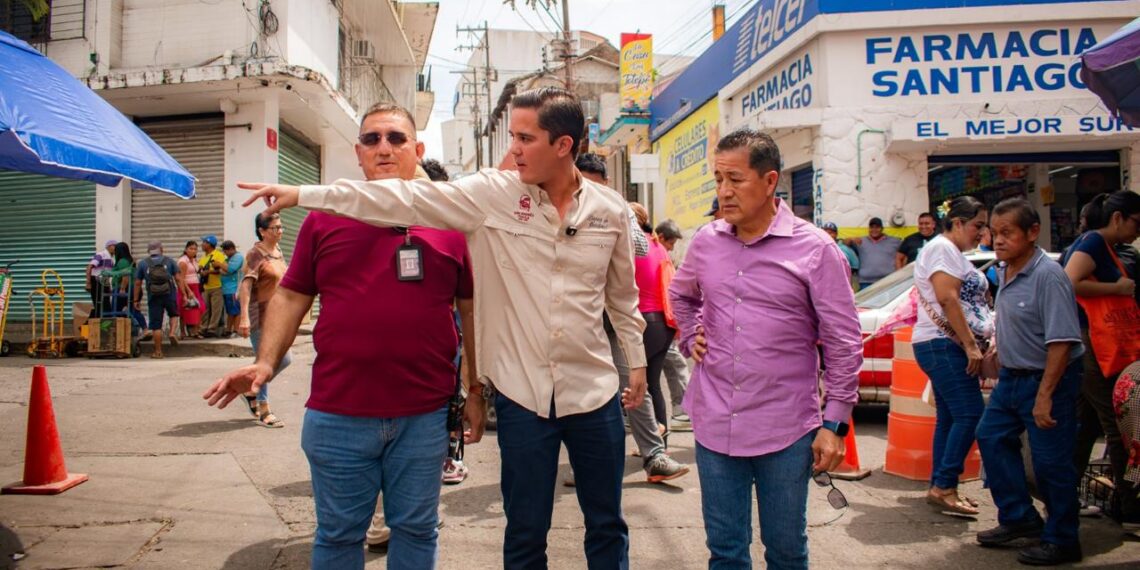 Supervisa alcalde Rafa Fararoni trabajos de rehabilitación del mercado 5 de febrero