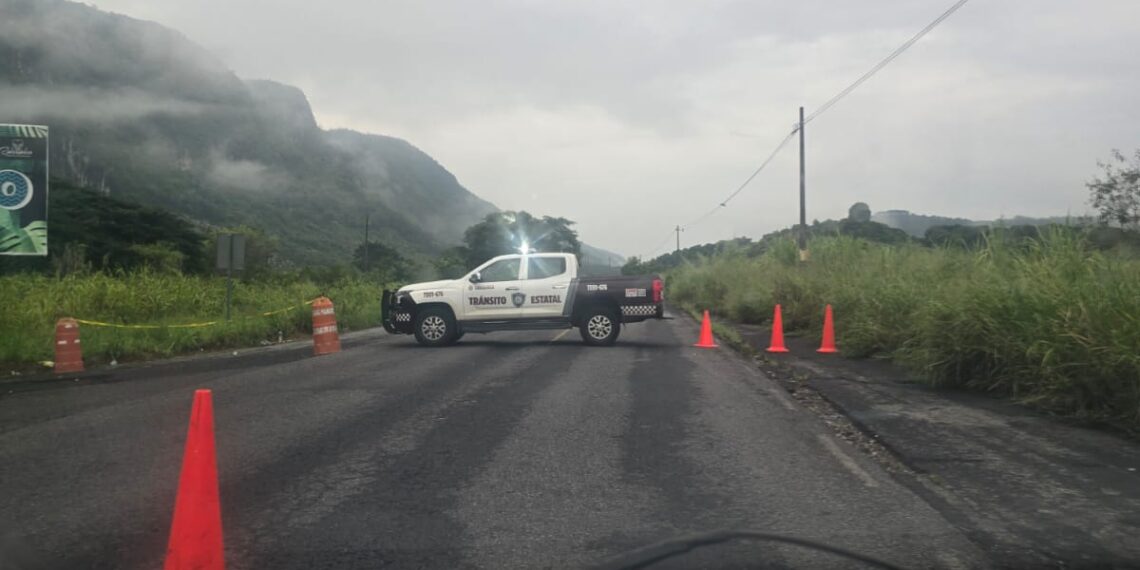 Por las lluvias, deslave bloquea el tránsito vehicular en la carretera Xalapa-Huatusco, a la altura de Los Pescado