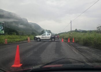 Por las lluvias, deslave bloquea el tránsito vehicular en la carretera Xalapa-Huatusco, a la altura de Los Pescado